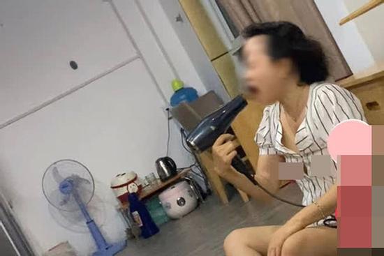 Chị gái gây sốc lấy máy sấy tóc sấy thẳng họng diệt virus