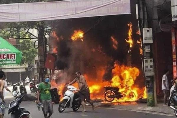 Cảnh sát phá cửa cứu 2 vợ chồng thoát khỏi đám cháy ở TP.HCM-2