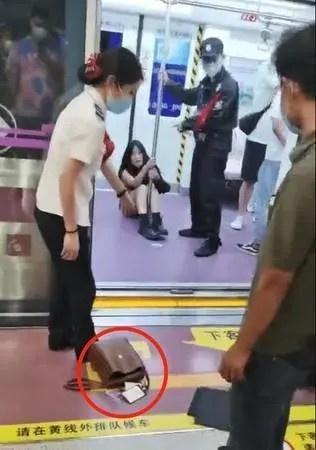Cô gái trẻ bị bảo vệ lôi rách váy, tống cổ ra khỏi tàu điện ngầm-1