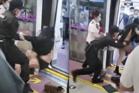 Cô gái trẻ bị bảo vệ lôi rách váy, tống cổ ra khỏi tàu điện ngầm