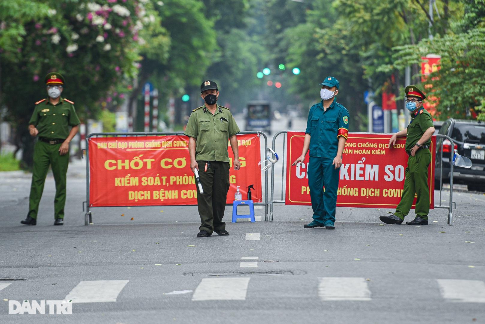 Trên mỗi ngã tư đường phố đều có lực lượng chức năng kiểm soát người đi đường để phòng chống dịch bệnh Covid-19.