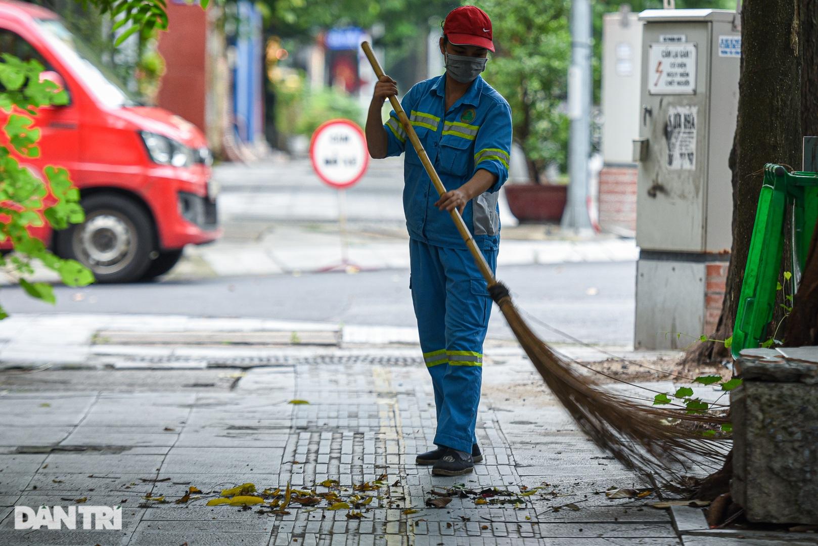 Đường phố vắng vẻ, thỉnh thoảng trên các vỉa hè có nhân viên môi trường đang lặng lẽ làm việc.