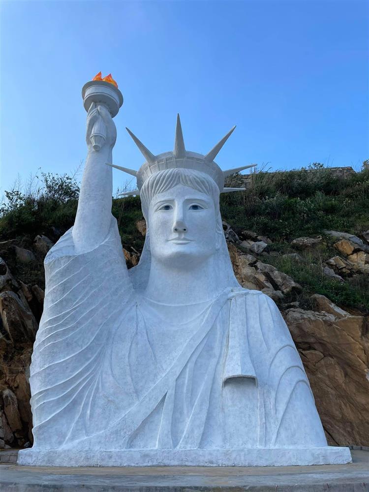 Không đỡ nổi với loạt kiệt tác khó hiểu ở khu du lịch Việt Nam-8