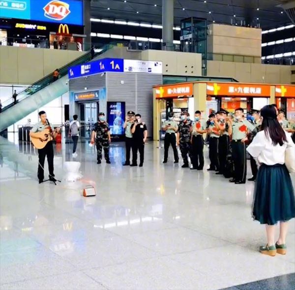 Dân mạng xôn xao cảnh sát xuất ngũ quỳ gối cầu hôn bạn gái 8 năm-1