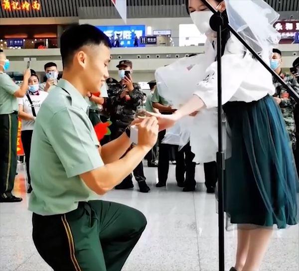 Dân mạng xôn xao cảnh sát xuất ngũ quỳ gối cầu hôn bạn gái 8 năm-5