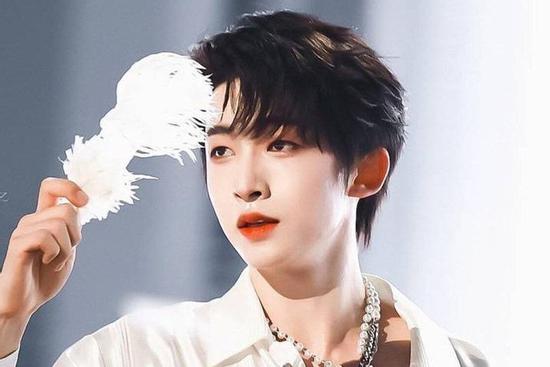 Showbiz Hoa ngữ cấm nam nghệ sĩ trang điểm đậm, ẻo lả