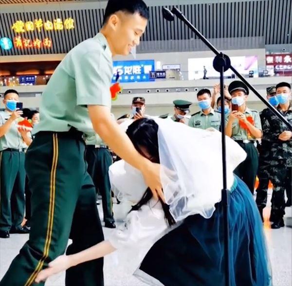 Dân mạng xôn xao cảnh sát xuất ngũ quỳ gối cầu hôn bạn gái 8 năm-6