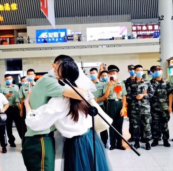 Dân mạng xôn xao cảnh sát xuất ngũ quỳ gối cầu hôn bạn gái 8 năm-7