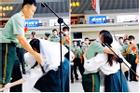 Dân mạng xôn xao cảnh sát xuất ngũ quỳ gối cầu hôn bạn gái 8 năm