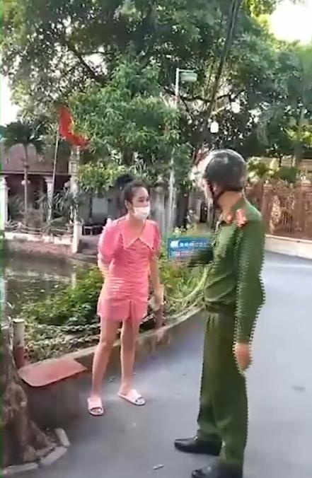 Bị mời về phường, cô gái cãi: Chưa mặc áo ngực, cho em về thay-1