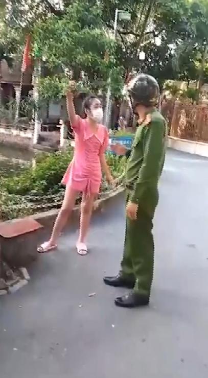 Bị mời về phường, cô gái cãi: Chưa mặc áo ngực, cho em về thay-2