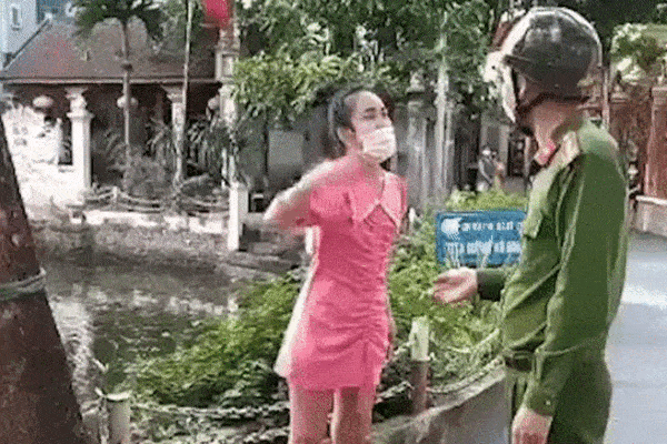 Bị mời về phường, cô gái cãi: Chưa mặc áo ngực, cho em về thay-3