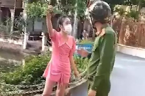 Bị mời về phường, cô gái cãi: 'Chưa mặc áo ngực, cho em về thay'