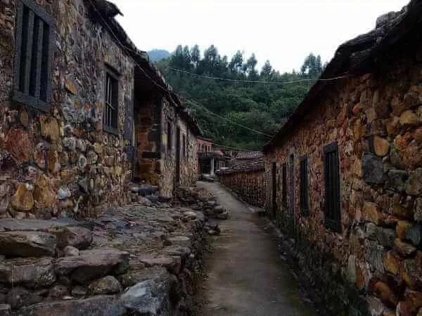 Ngôi làng cổ hơn 200 tuổi làm bằng loại vật liệu cực đặc biệt-4
