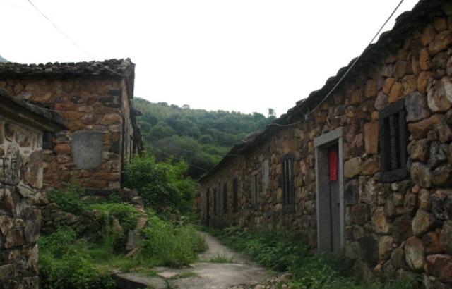 Ngôi làng cổ hơn 200 tuổi làm bằng loại vật liệu cực đặc biệt-6