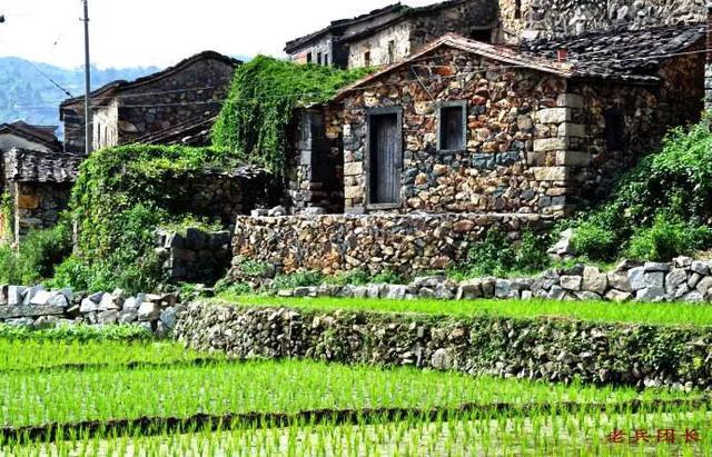 Ngôi làng cổ hơn 200 tuổi làm bằng loại vật liệu cực đặc biệt-7