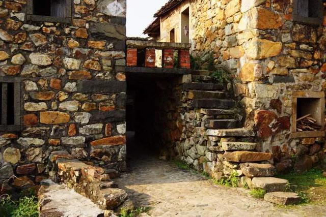 Ngôi làng cổ hơn 200 tuổi làm bằng loại vật liệu cực đặc biệt-8
