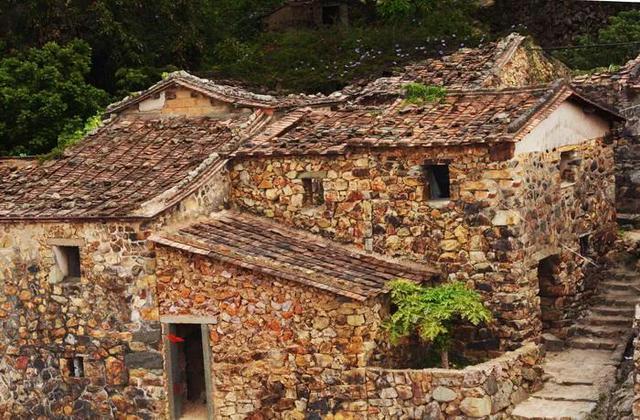 Ngôi làng cổ hơn 200 tuổi làm bằng loại vật liệu cực đặc biệt-9