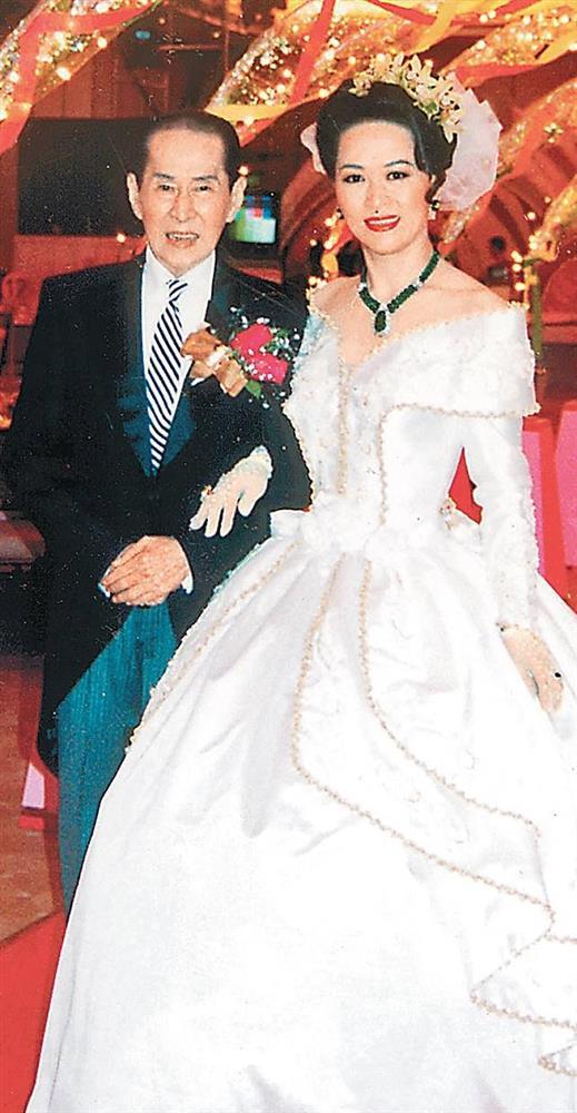 Đại gia nghìn tỷ sống tay 4 bình yên bên 3 người tình nội trợ-2