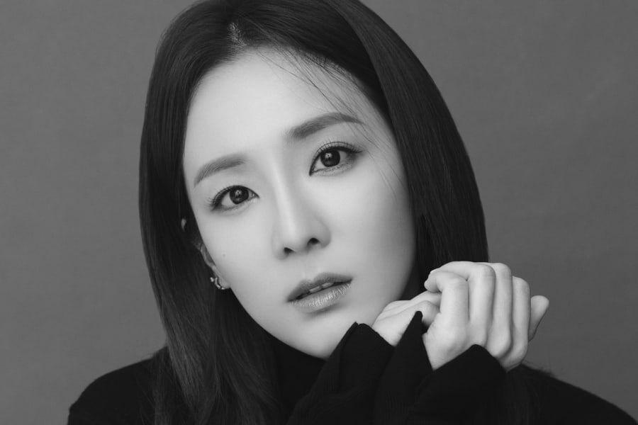 Sandara Park gia nhập Abyss Company sau khi rời YG Entertainment. Đây là công ty quản lý nhiều nghệ sĩ như Sunmi, BamBam...