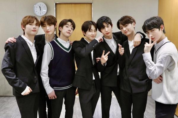 Nhóm nhạc đàn em BTS hát live như tông điếc-3