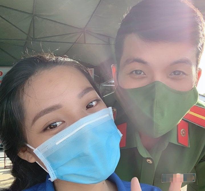 Đi tình nguyện, cô gái thành đôi với anh công an trực chung chốt-1