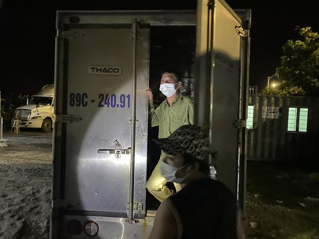 Giấu bố đẻ vào thùng phuy trên xe tải để qua chốt Covid-19-1