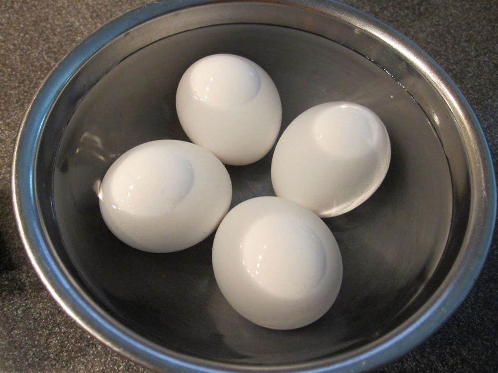 Nhiều người luộc trứng cũng sai bảo sao trứng nứt vỏ, không ngon-1