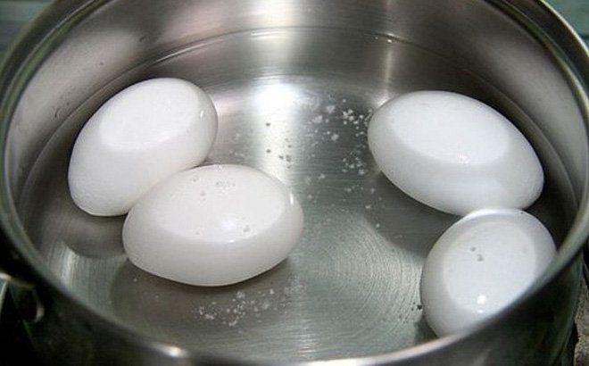 Nhiều người luộc trứng cũng sai bảo sao trứng nứt vỏ, không ngon-3