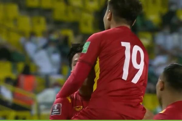 Quang Hải nhanh như chớp, lập siêu phẩm ngay phút thứ 3-1