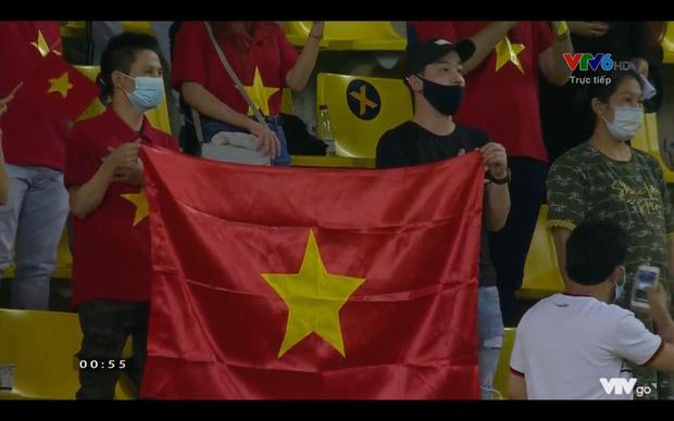 Đang xem bóng đá, BLV Tạ Biên Cương bắt mọi người đứng lên-3