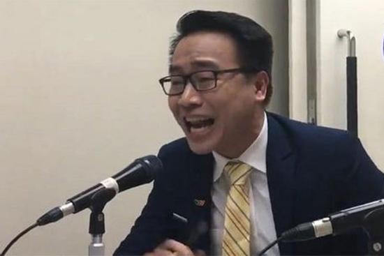 Đang xem bóng đá, BLV Tạ Biên Cương bắt mọi người 'đứng lên'