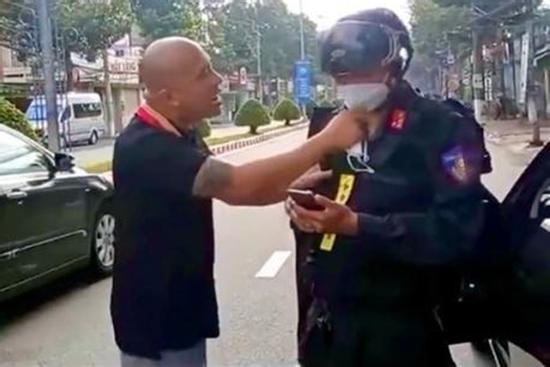 Tài xế hung hăng dọa cảnh sát cơ động 'cản tao là cản trời' bị khởi tố