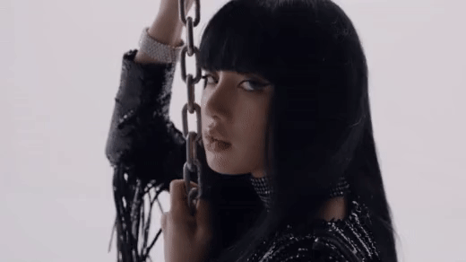 Lisa BLACKPINK hóa thân thành thiên nga đen khoe visual ma mị-1