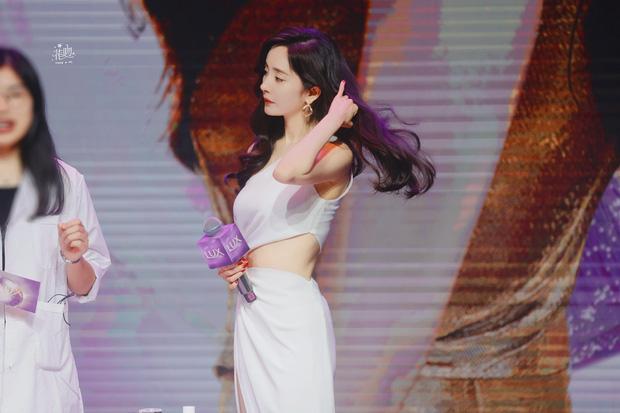 Dương Mịch sexy hết nấc, điên cuồng mua sắm hậu chia tay tình trẻ-4