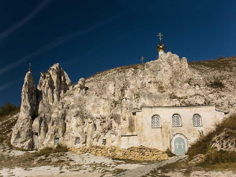 Nhà thờ cổ giống như bị núi đè, kiến trúc bên trong ai cũng trầm trồ-2