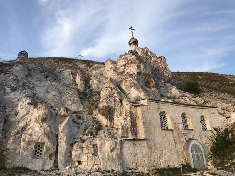 Nhà thờ cổ giống như bị núi đè, kiến trúc bên trong ai cũng trầm trồ-3