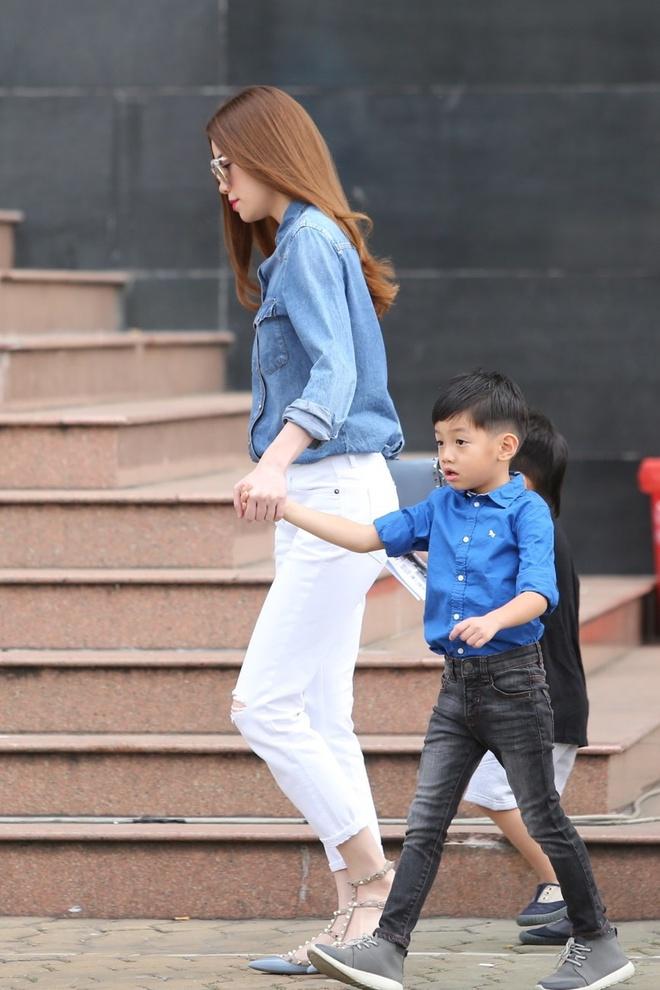 Cậu nhóc lấy lại đôi chân dài từ mẹ Hồ Ngọc Hà.