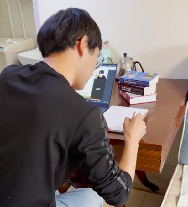 Tán gái xinh ngoại quốc, chàng trai học ngoại ngữ để viết thư tình-1