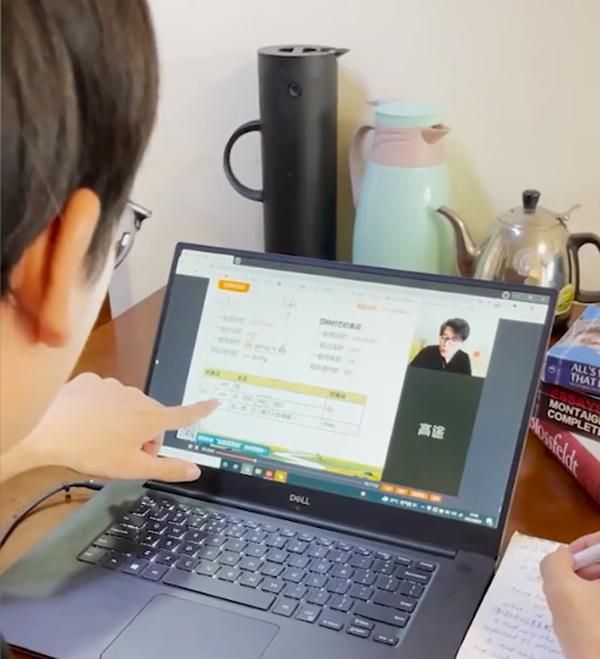 Tán gái xinh ngoại quốc, chàng trai học ngoại ngữ để viết thư tình-2