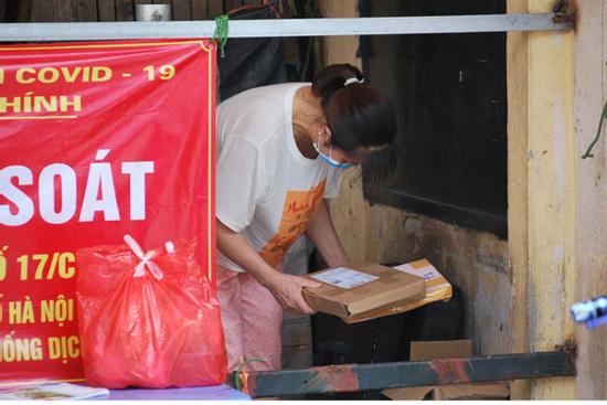 KHẨN: Hà Nội tìm người tới hàng rau và hoa quả, phong tỏa 4.000 dân