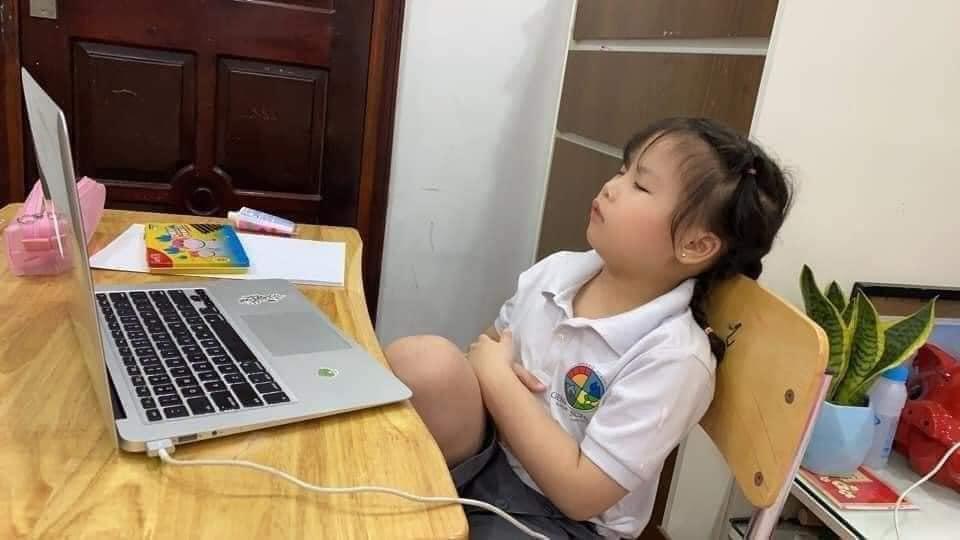 Cười ra nước mắt với trẻ lớp 1 học online mùa Cô Vy-4