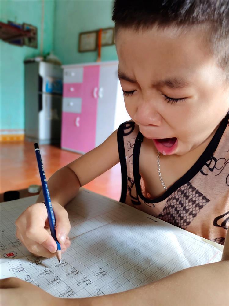 Cười ra nước mắt với trẻ lớp 1 học online mùa Cô Vy-8