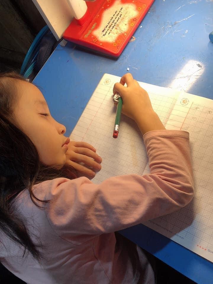 Cười ra nước mắt với trẻ lớp 1 học online mùa Cô Vy-6