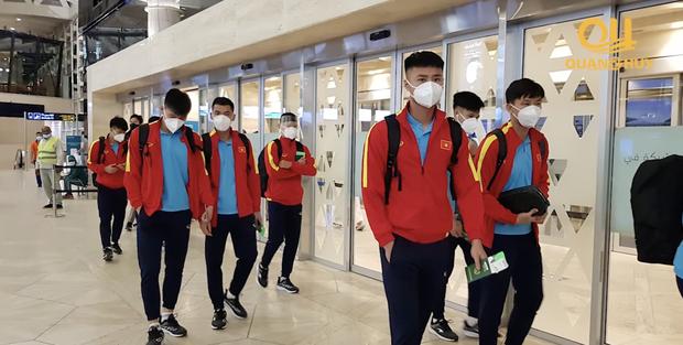 Team qua đường bắt trọn khoảnh khắc ĐT Việt Nam về nước-4