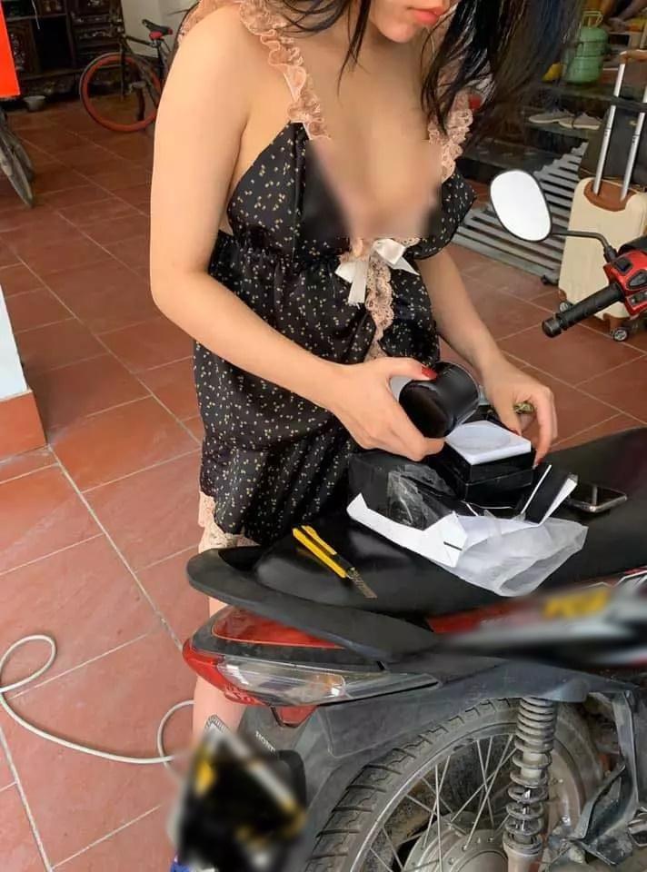 Cô gái này diện nguyên bộ đồ ngủ mát mẻ, kiệm vải lồ lộ vòng 1 hớ hênh khi nhận hàng.