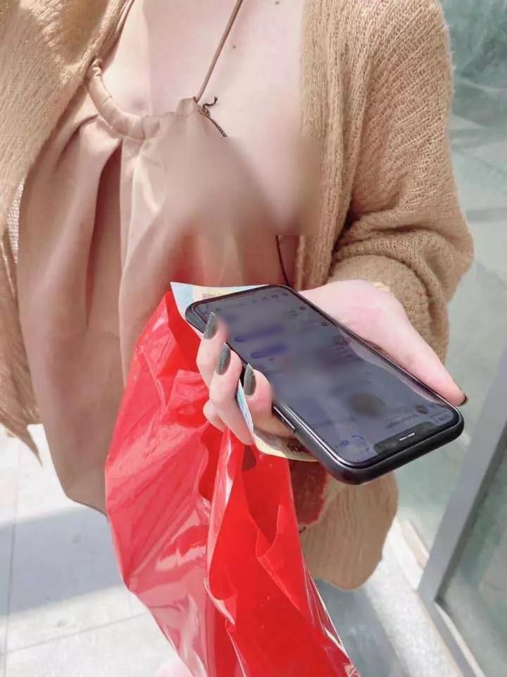 Cô gái này để lộ cả bầu ngực mơn mởn với áo hai dây cổ yếm mix cardigan.