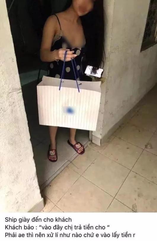Chị gái này cũng ăn mặc tương tự, thậm chí còn rủ anh ship vào nhà để trả tiền.