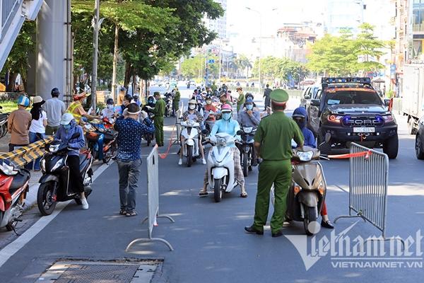 Hà Nội gấp rút dựng chốt trong đêm khuya, phân vùng chống dịch-12