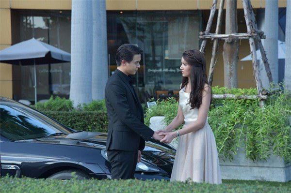 Đứng hình thỏi son lạ trên xe chồng, cô vợ chờ đợi và bật ngửa-1